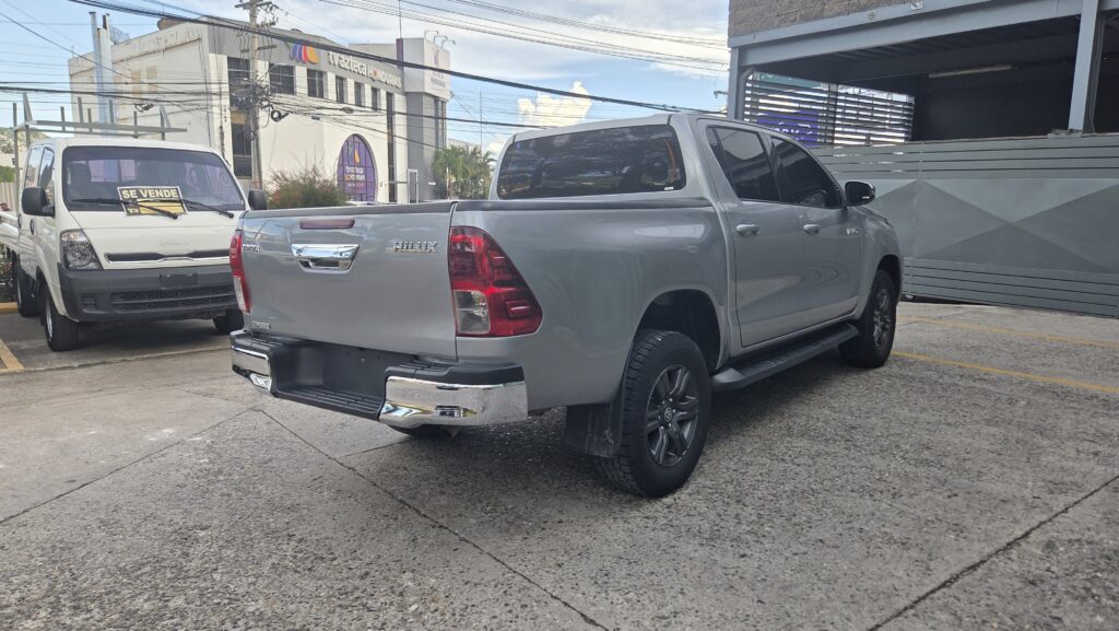 Toyota Hilux 2023 - Foto 2